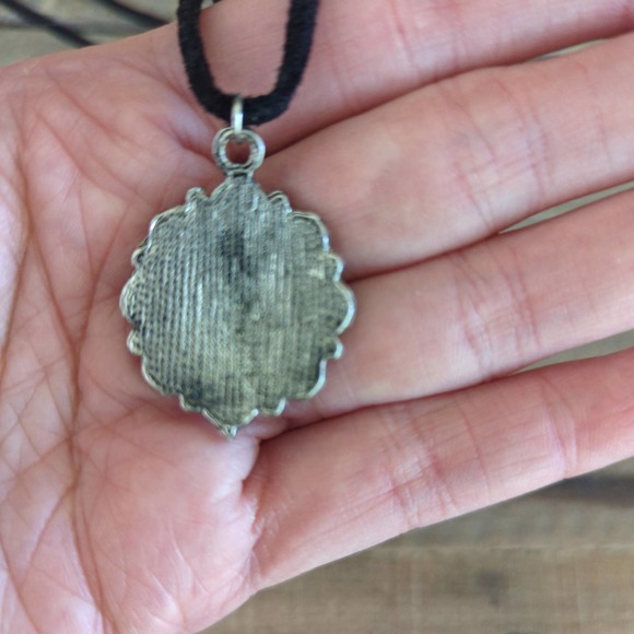 Vtg Silver-toned Flower Choker / Necklace w/ Blue Opalescent Stones / Black Cord - Picture 5 of 9